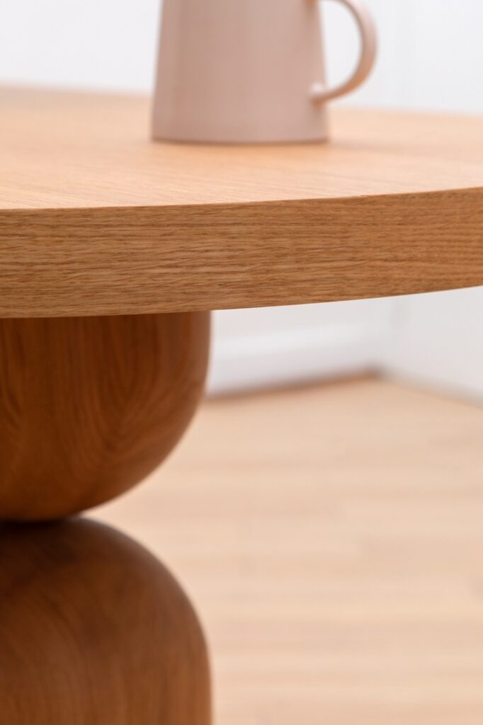 Table de réunion sur mesure en plaqué chêne avec piètement design réalisée pour un bureau à Paris