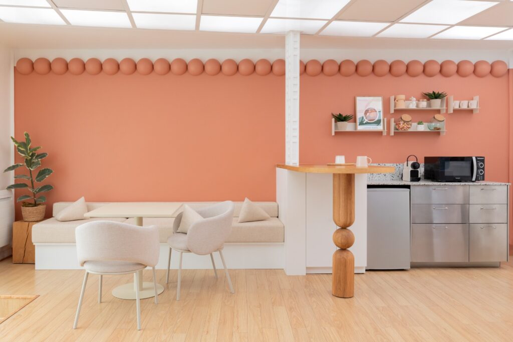 Frise murale décorative avec modules arrondis dans un bureau aménagé sur mesure