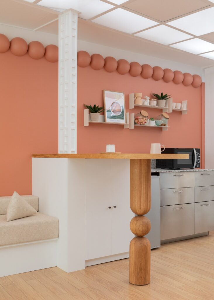 Kitchenette de bureau avec mobilier sur mesure en plaqué chêne