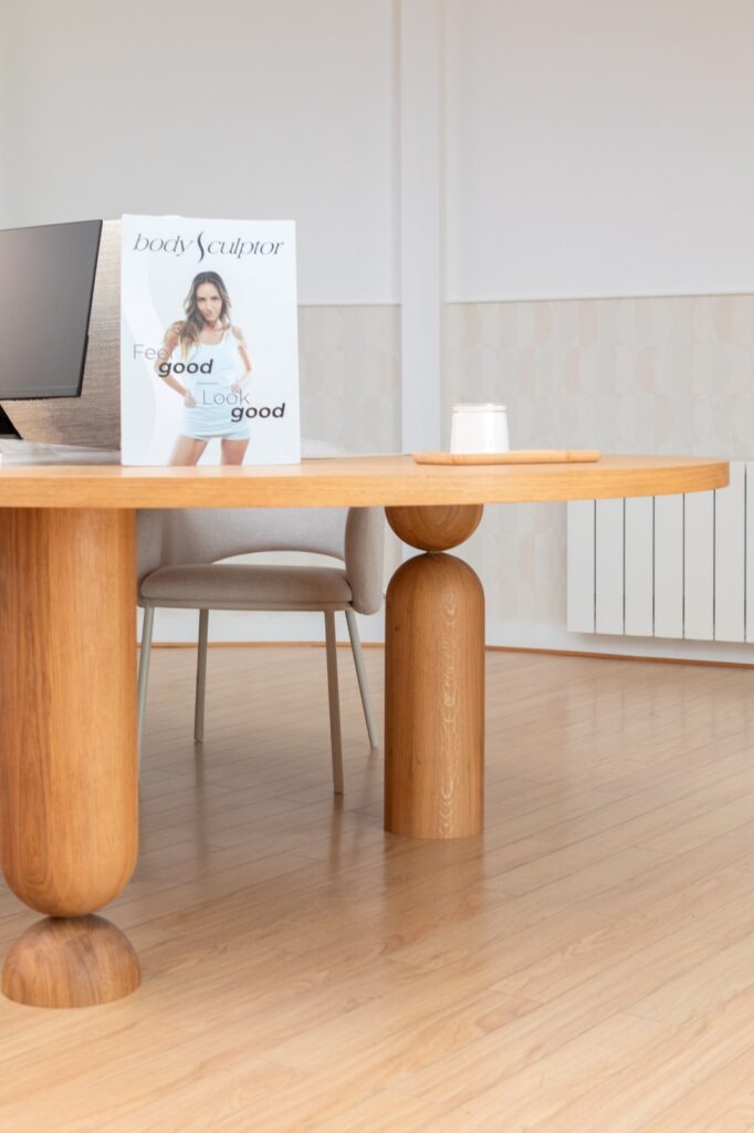 Table de réunion sur mesure en plaqué chêne avec piètement design réalisée pour un bureau à Paris