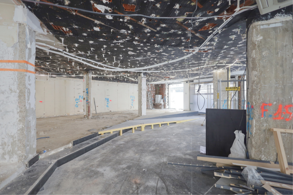 Chantier de curage et préparation à la dépollution dans un immeuble en réhabilitation à Paris 8 rue du Faubourg Saint-Honoré