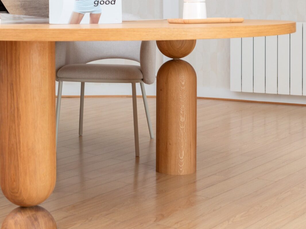 Aménagement intérieur sur mesure avec mobilier intégré et finitions bois dans un espace résidentiel