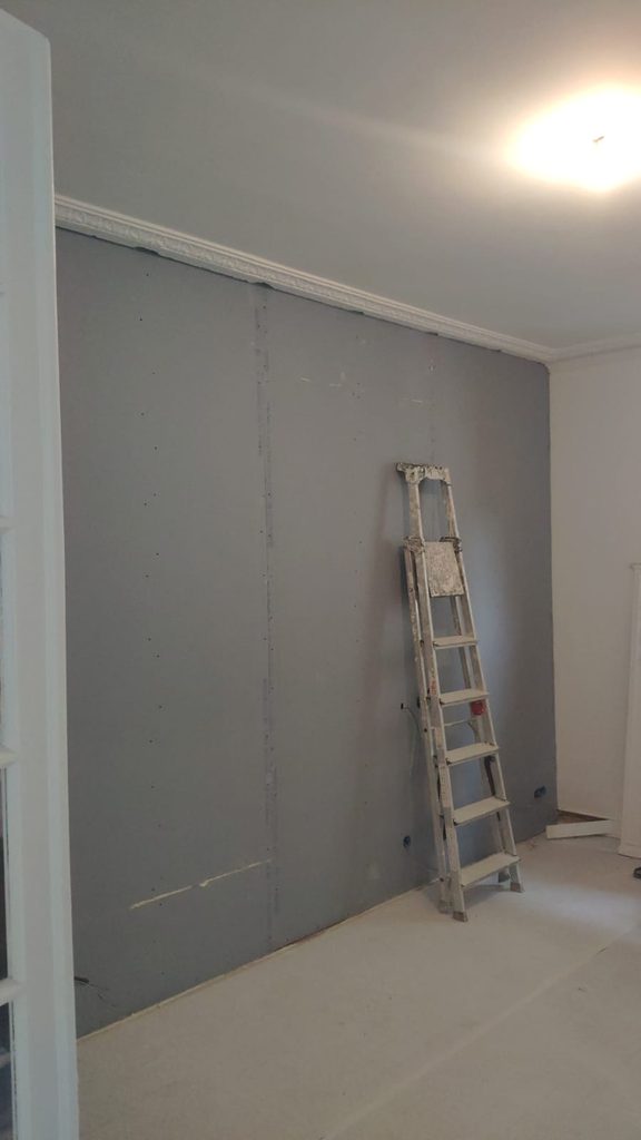 Isolation acoustique chambre Paris avec laine de roche et panneaux BA13 phoniques en conservant moulures